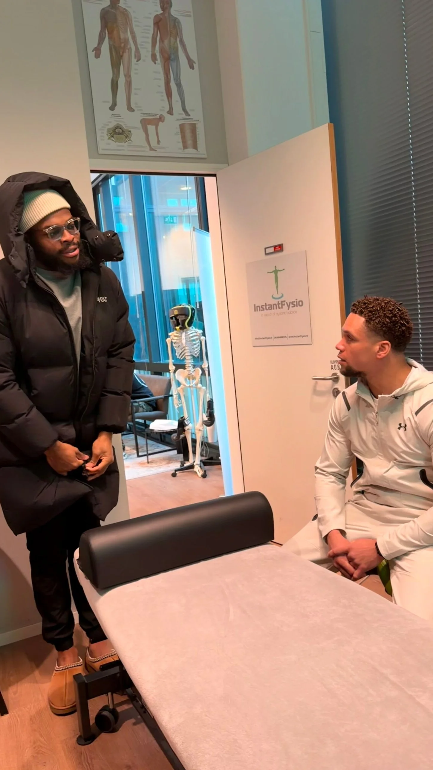 Tariq “Cookie” Osaro en Benelux-kampioen Mike Horn in de behandelkamer