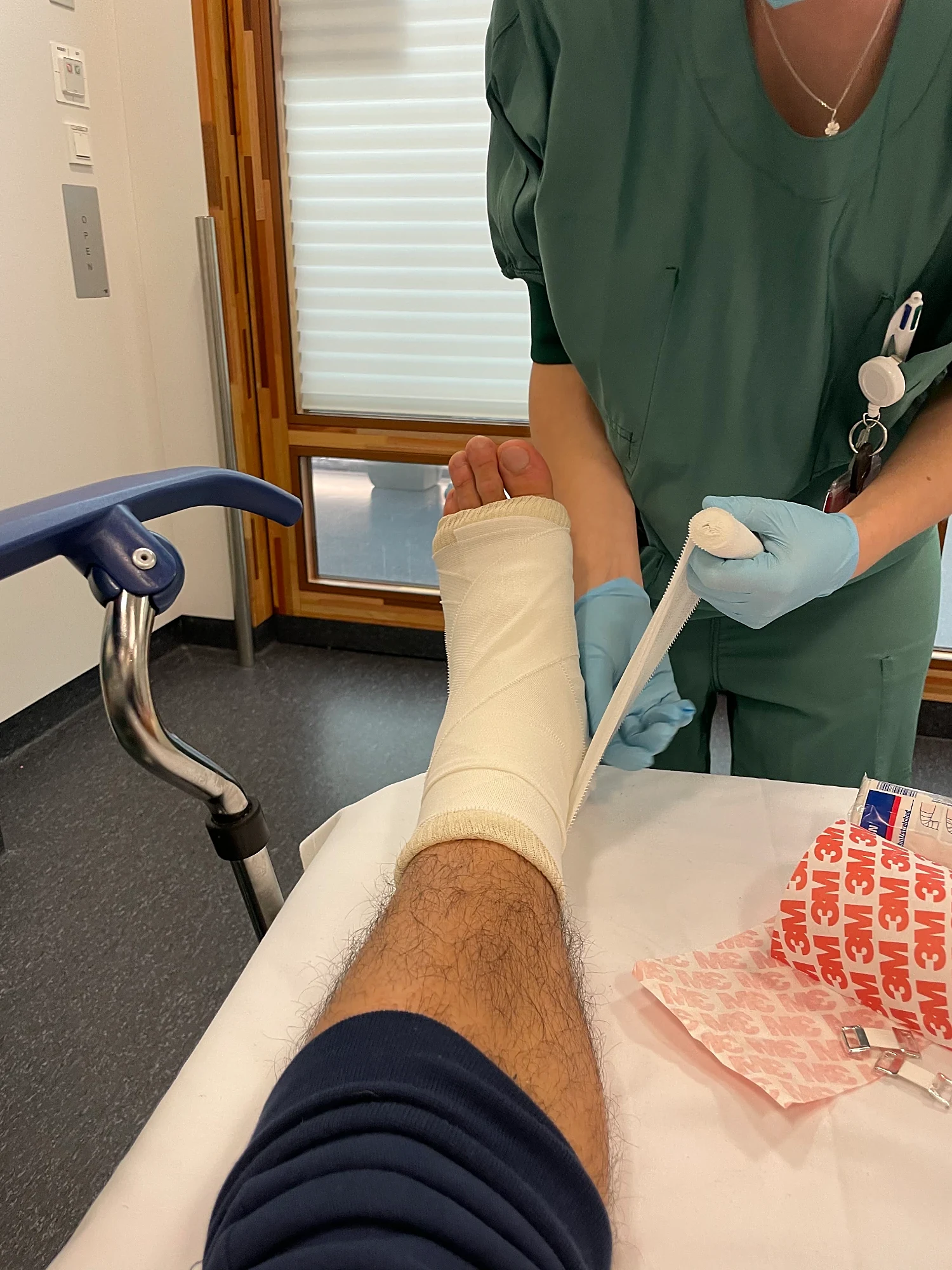 Behandeling en tapen van een enkelblessure
