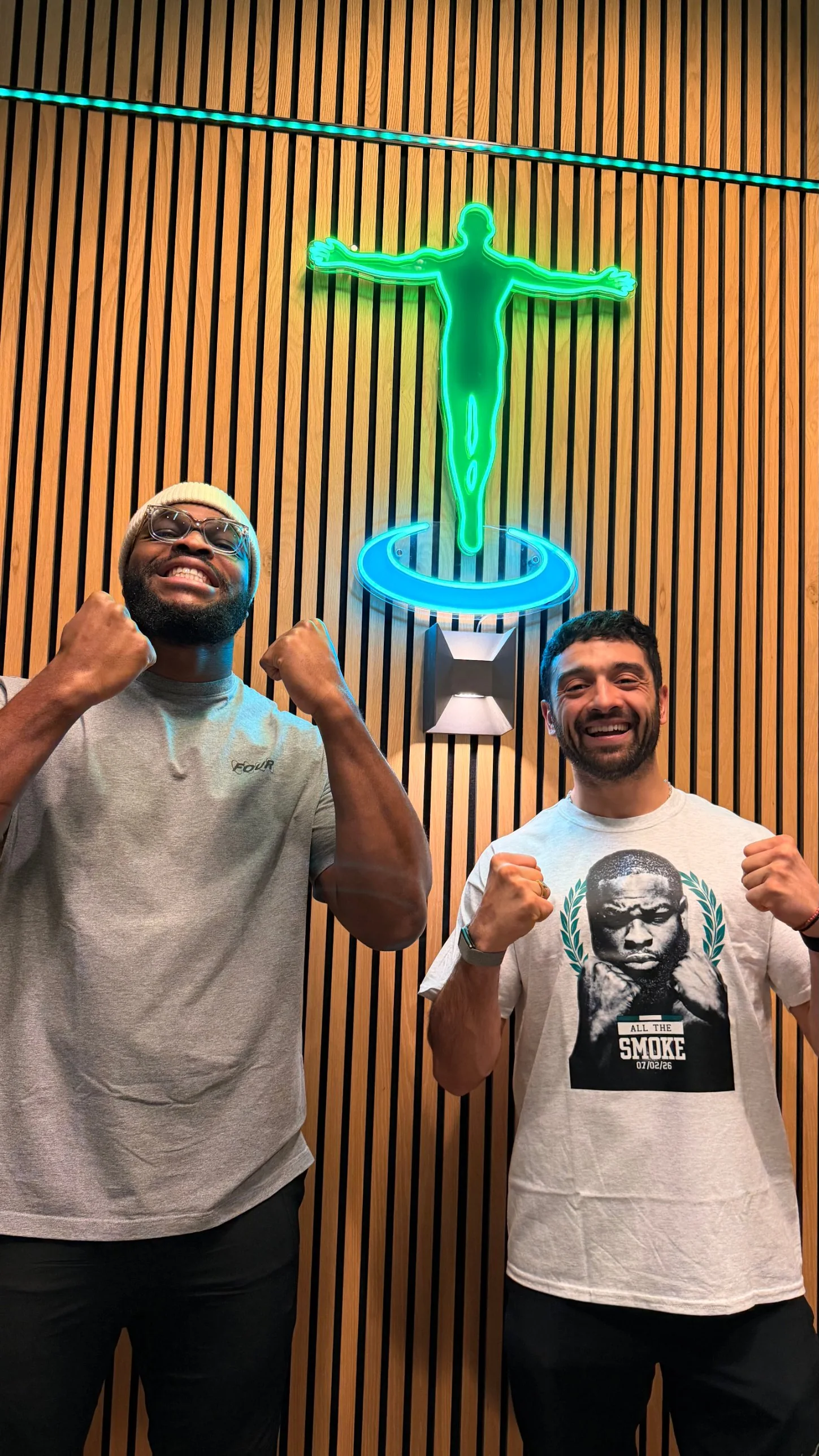 Tariq “Cookie” Osaro en Ilias voor het neonlogo
