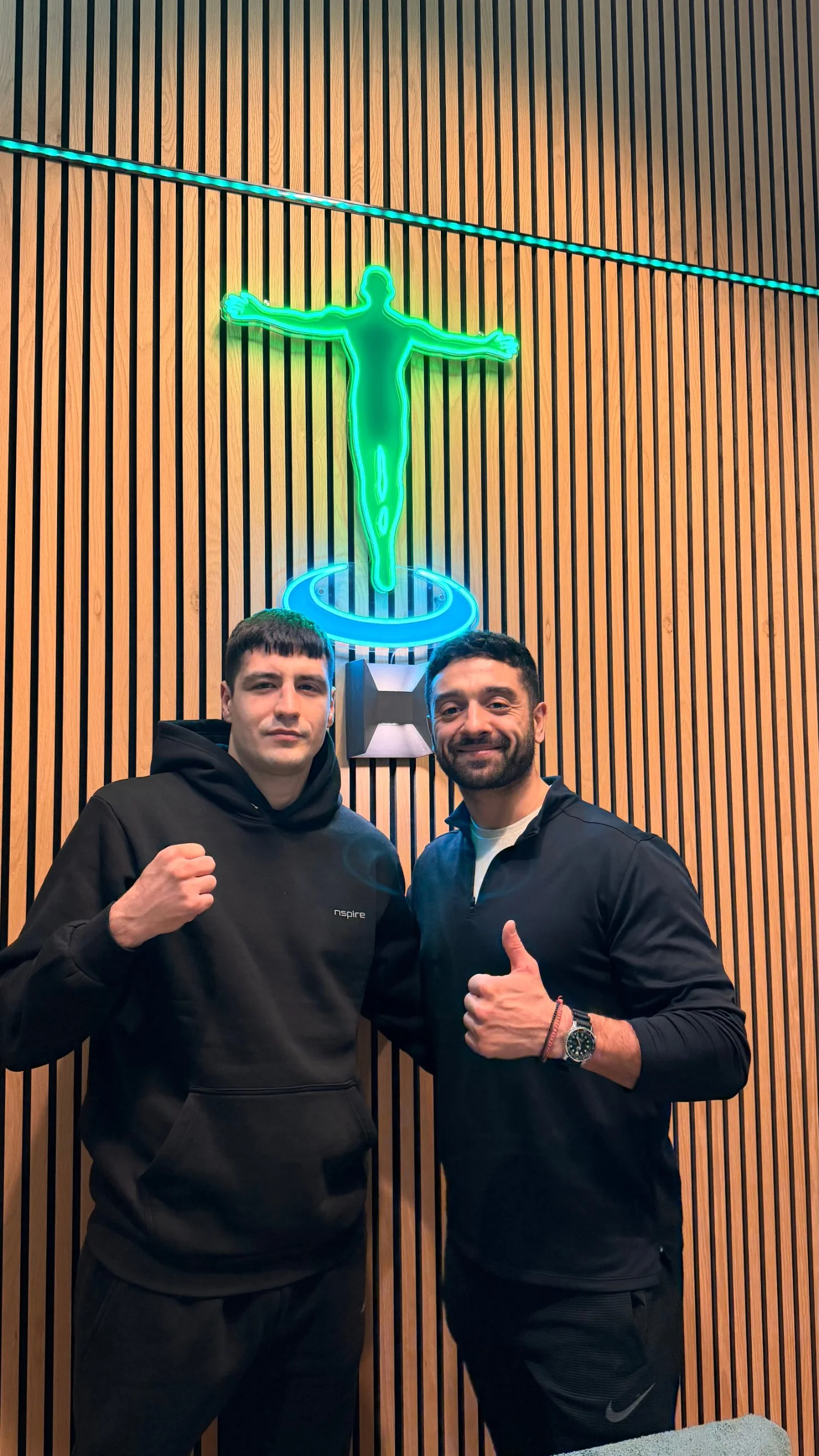 Yasin Guren en Ilias voor het neonlogo